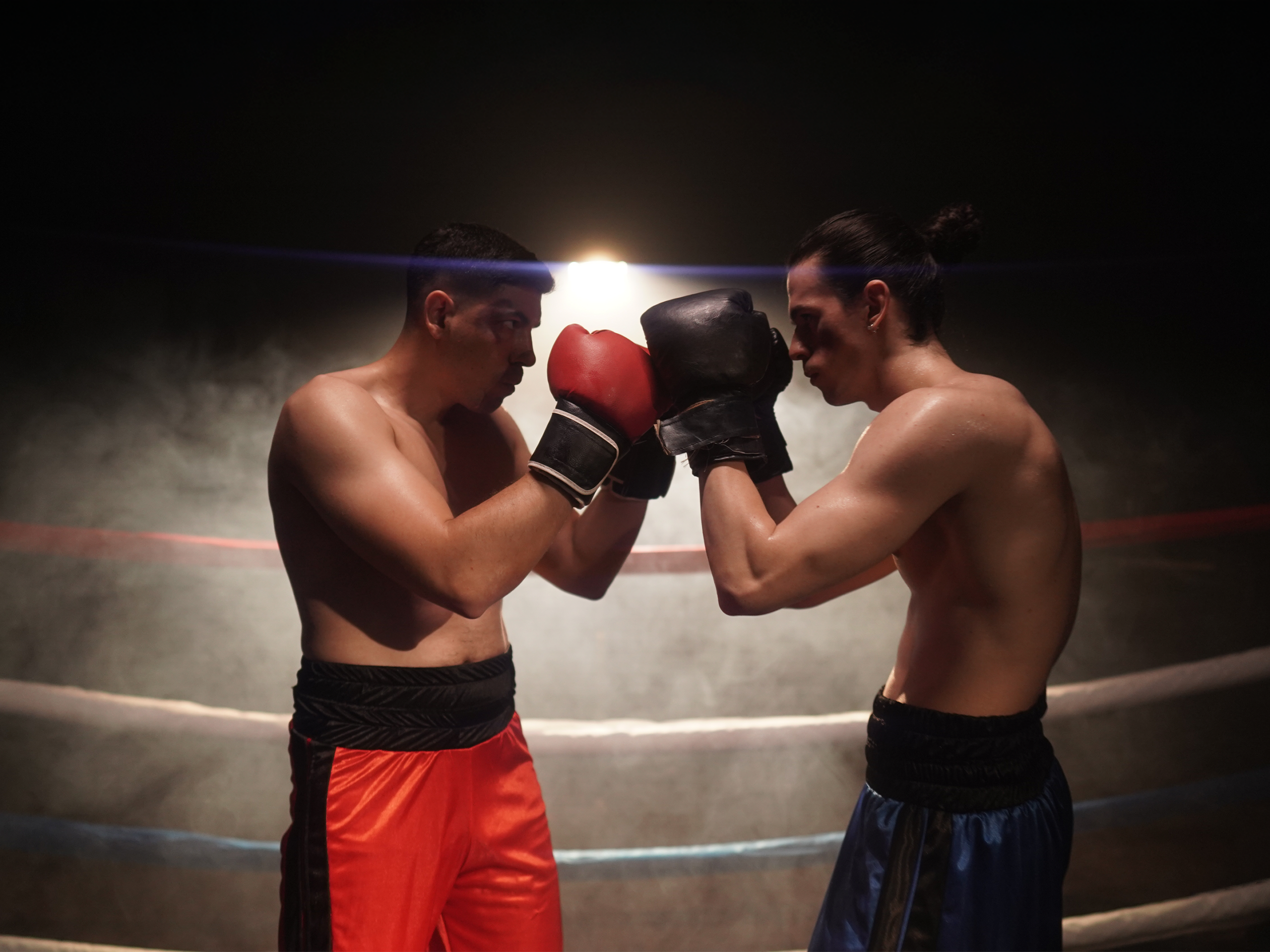 Toro vs. Tano imagen backtage de cerca en ring boxeo