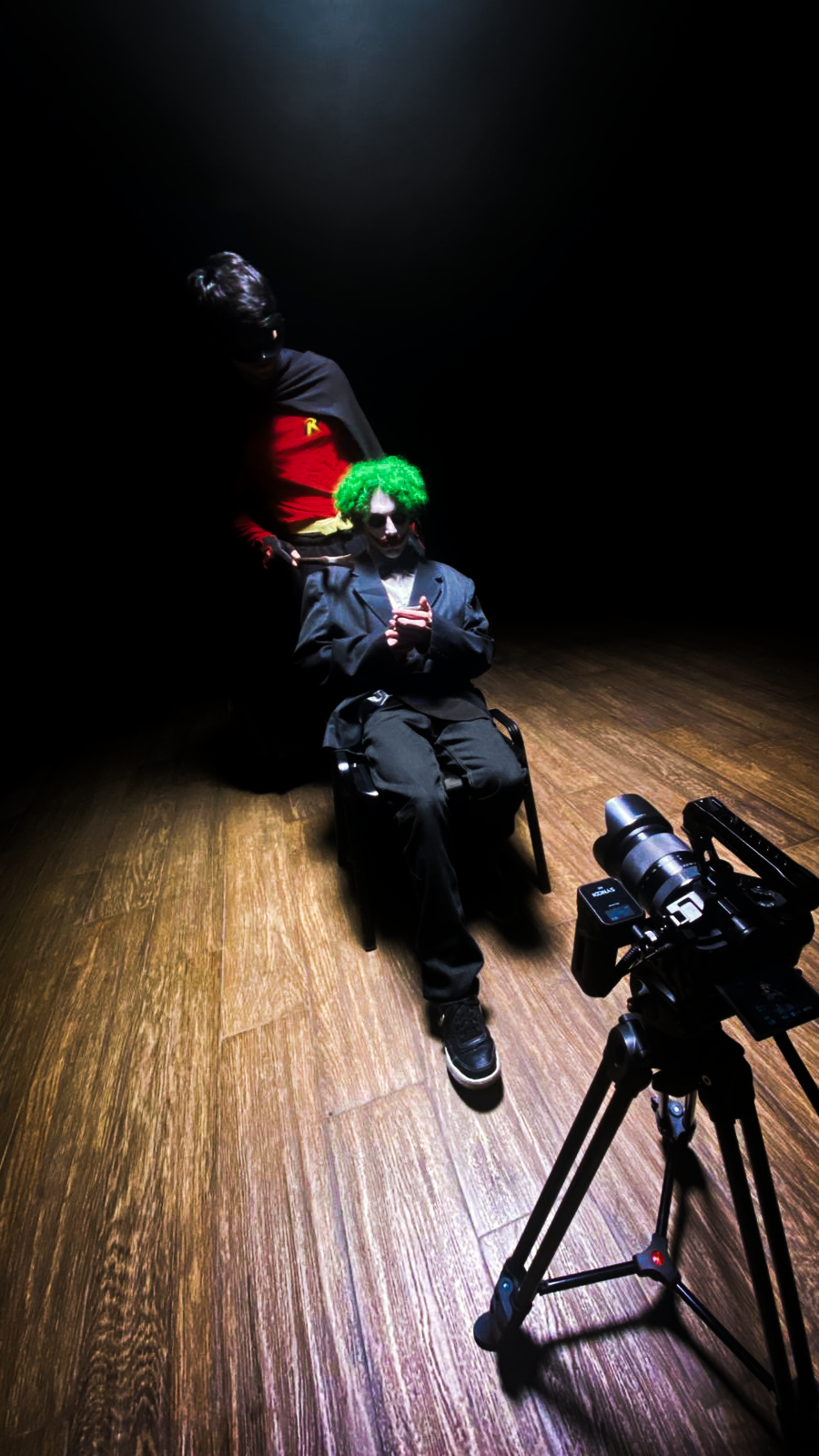 Backstage Joker y Robin y una cámara en La Risa Mortal