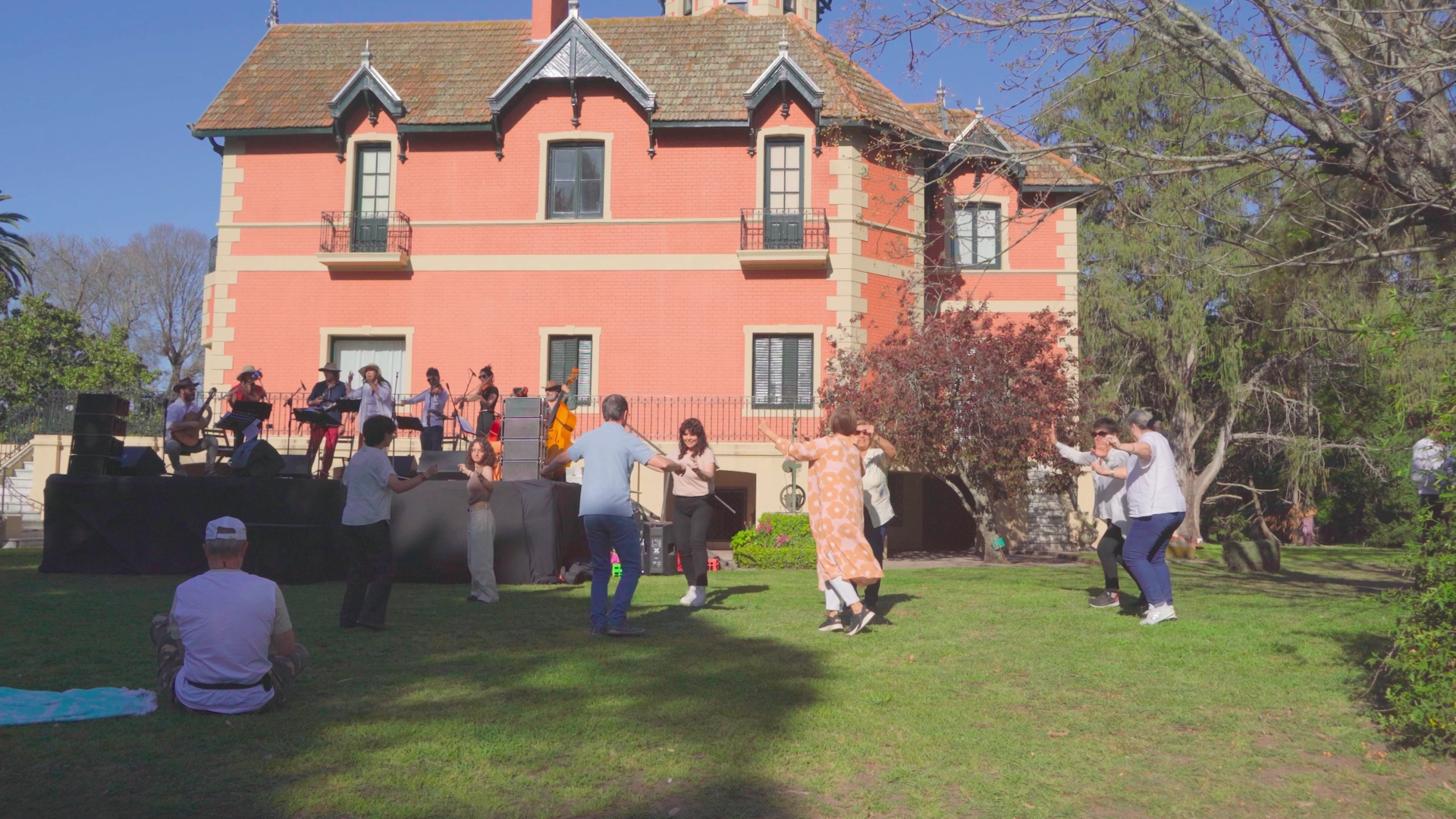 Personas bailando en Estancia La Raquel
