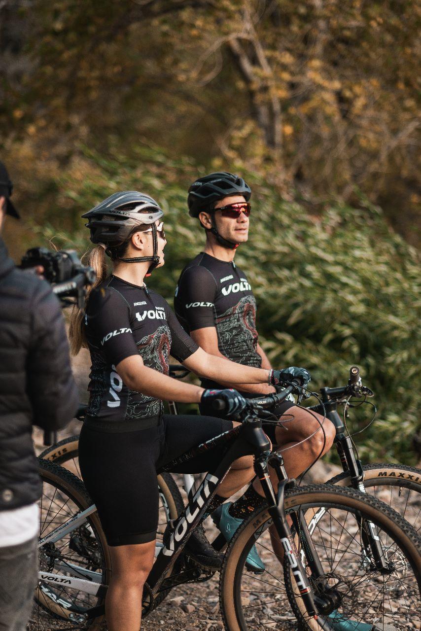 Volta 2 personas en bicicleta