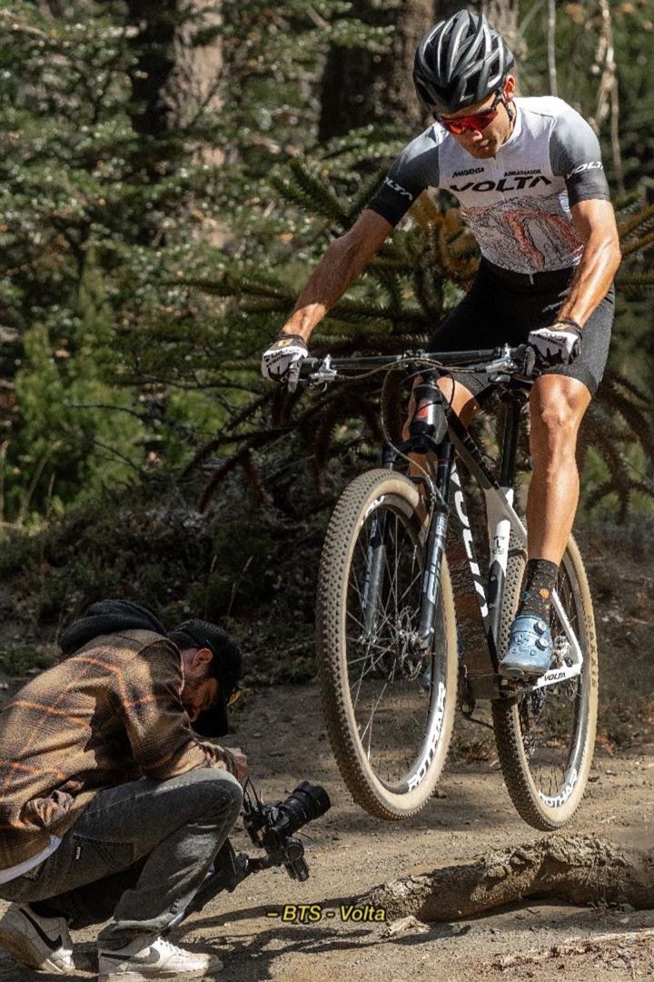 Volta persona saltando en bicicleta