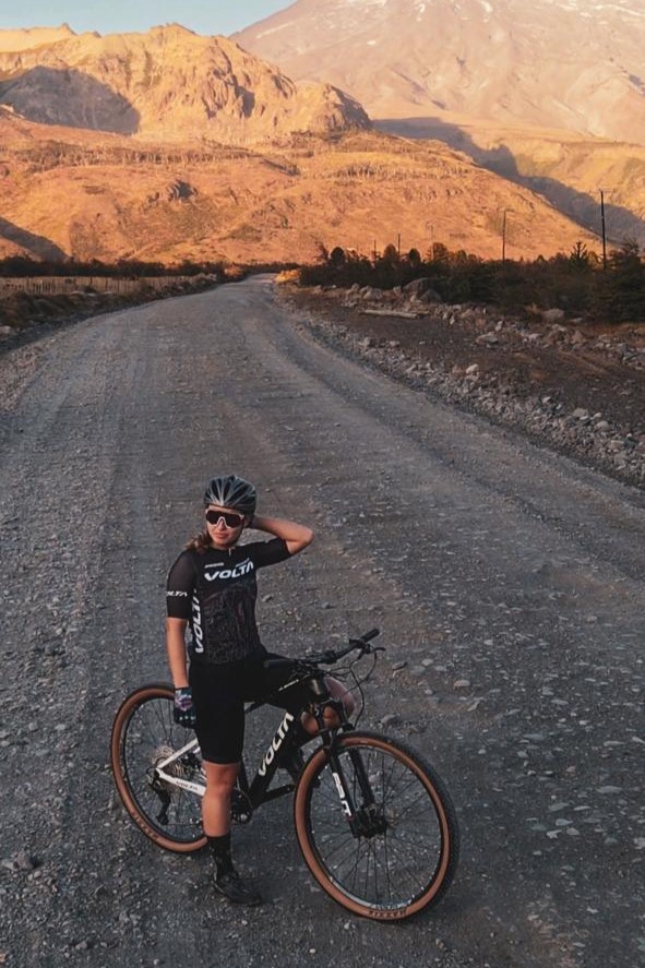 Volta persona en bicicleta en camino