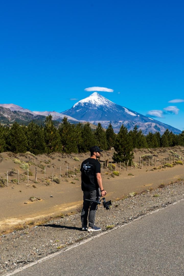 Matías Virasoro Guerrero mirando camino con cámara