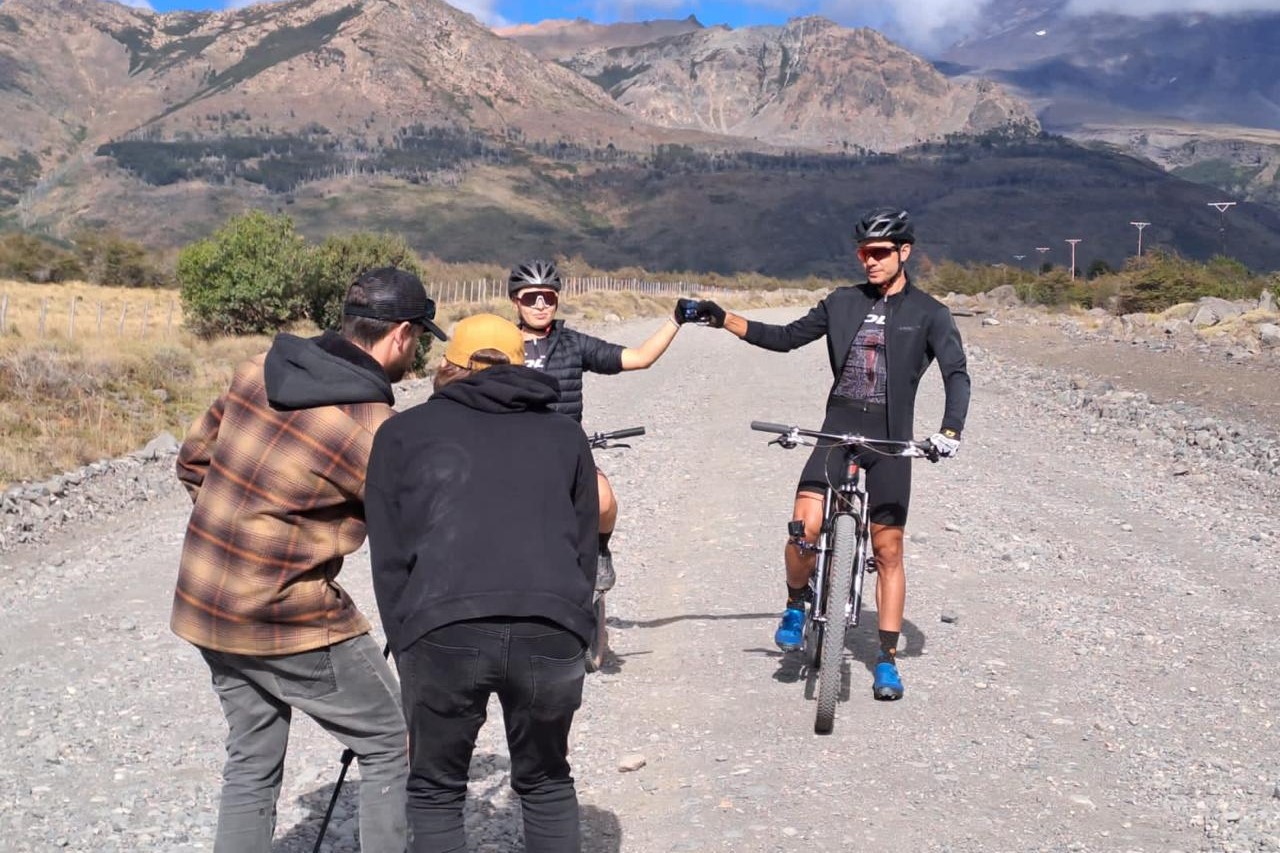 Volta 2 personas en bicicleta y cámarógrafos