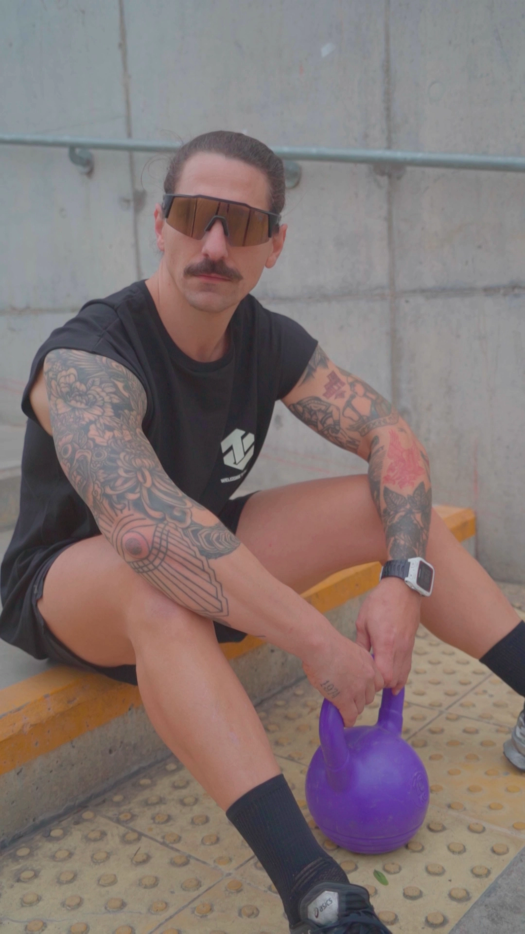 Hombre posando sentado