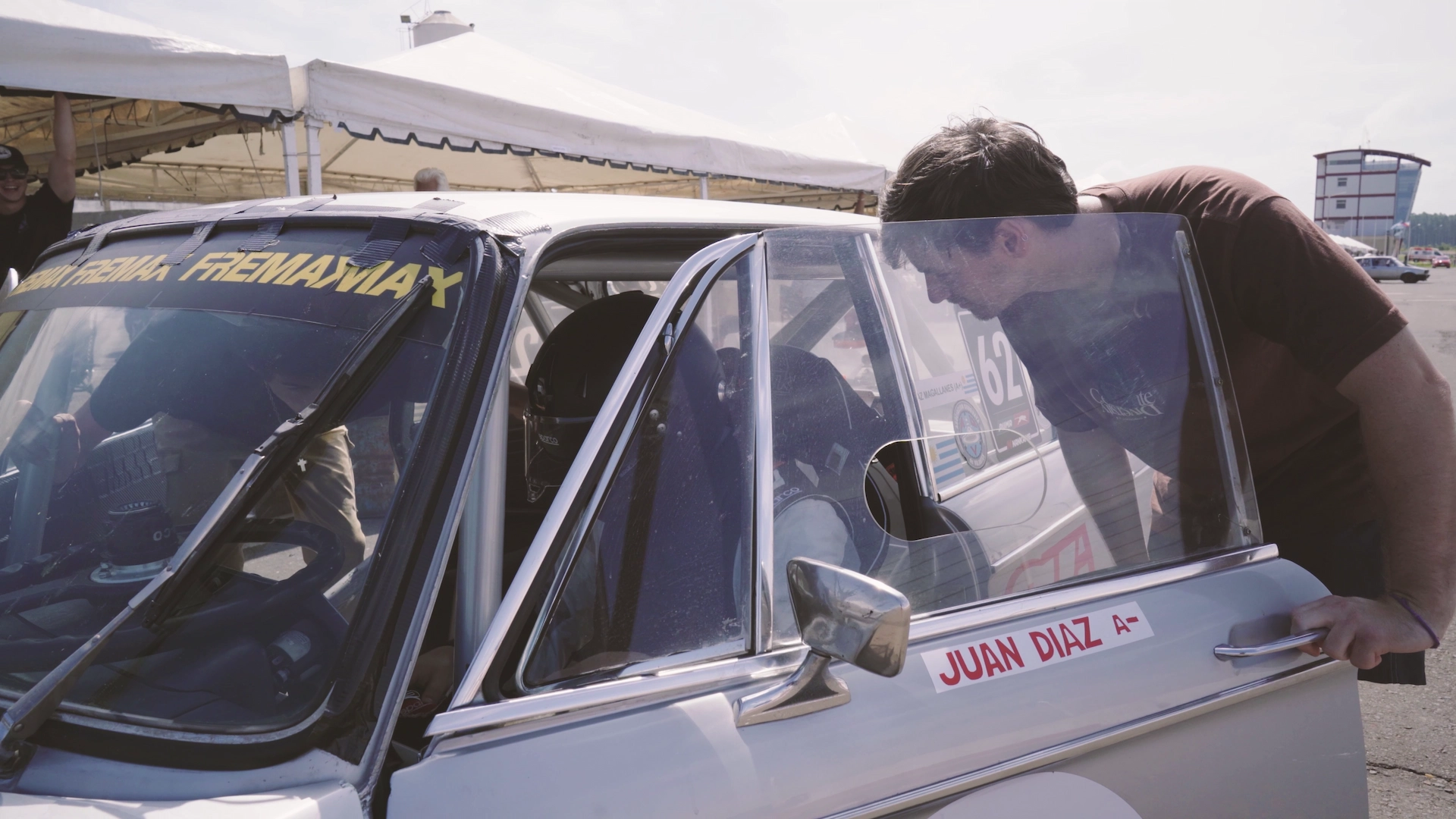 Piloto dentro de automóvil