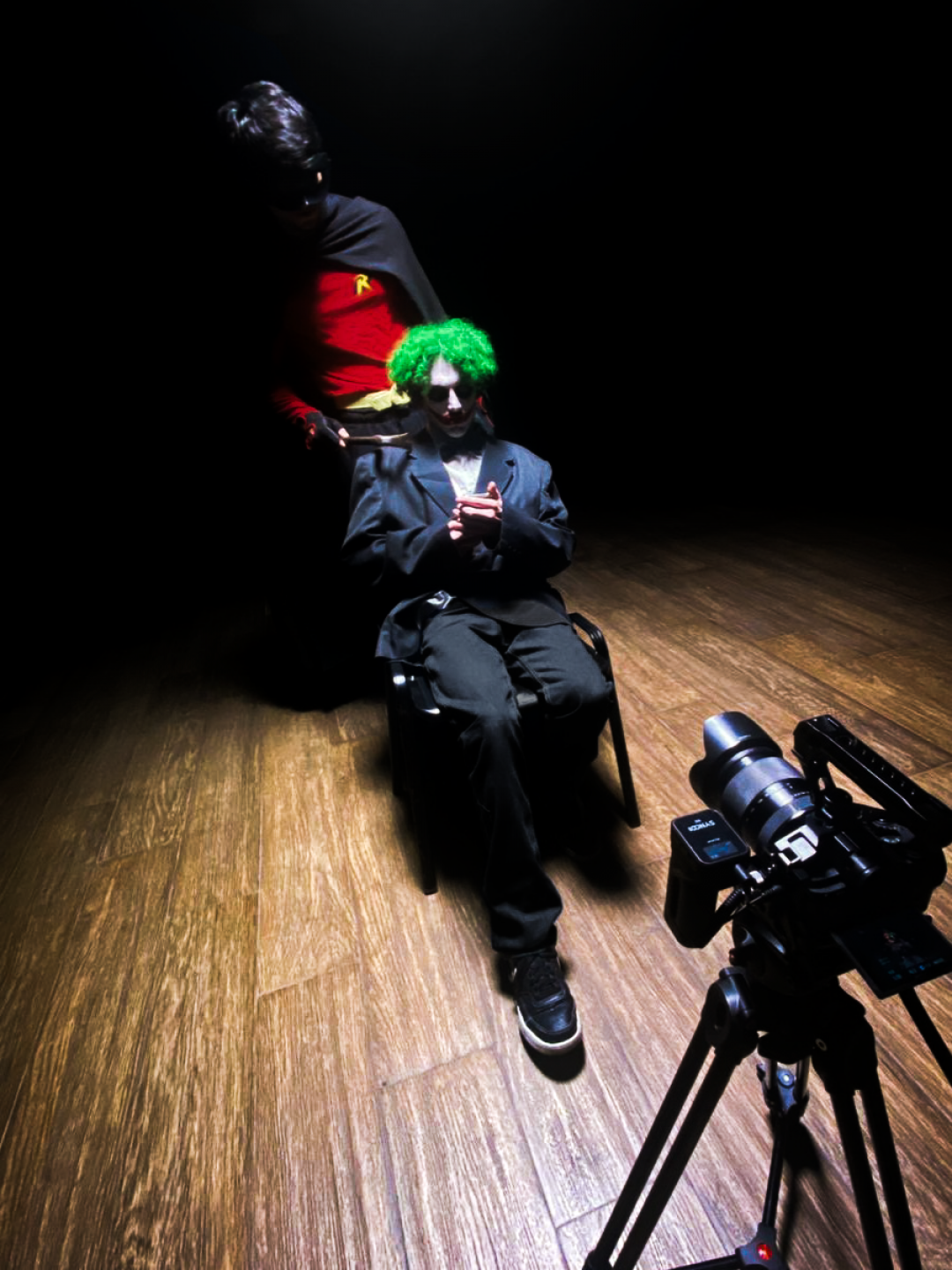 Backstage Joker y Robin y una cámara en La Risa Mortal