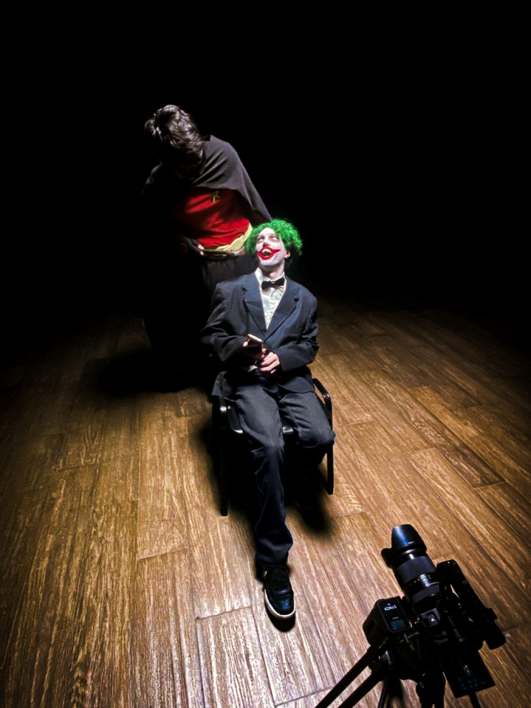 Backstage Joker y Robin y una cámara en La Risa Mortal