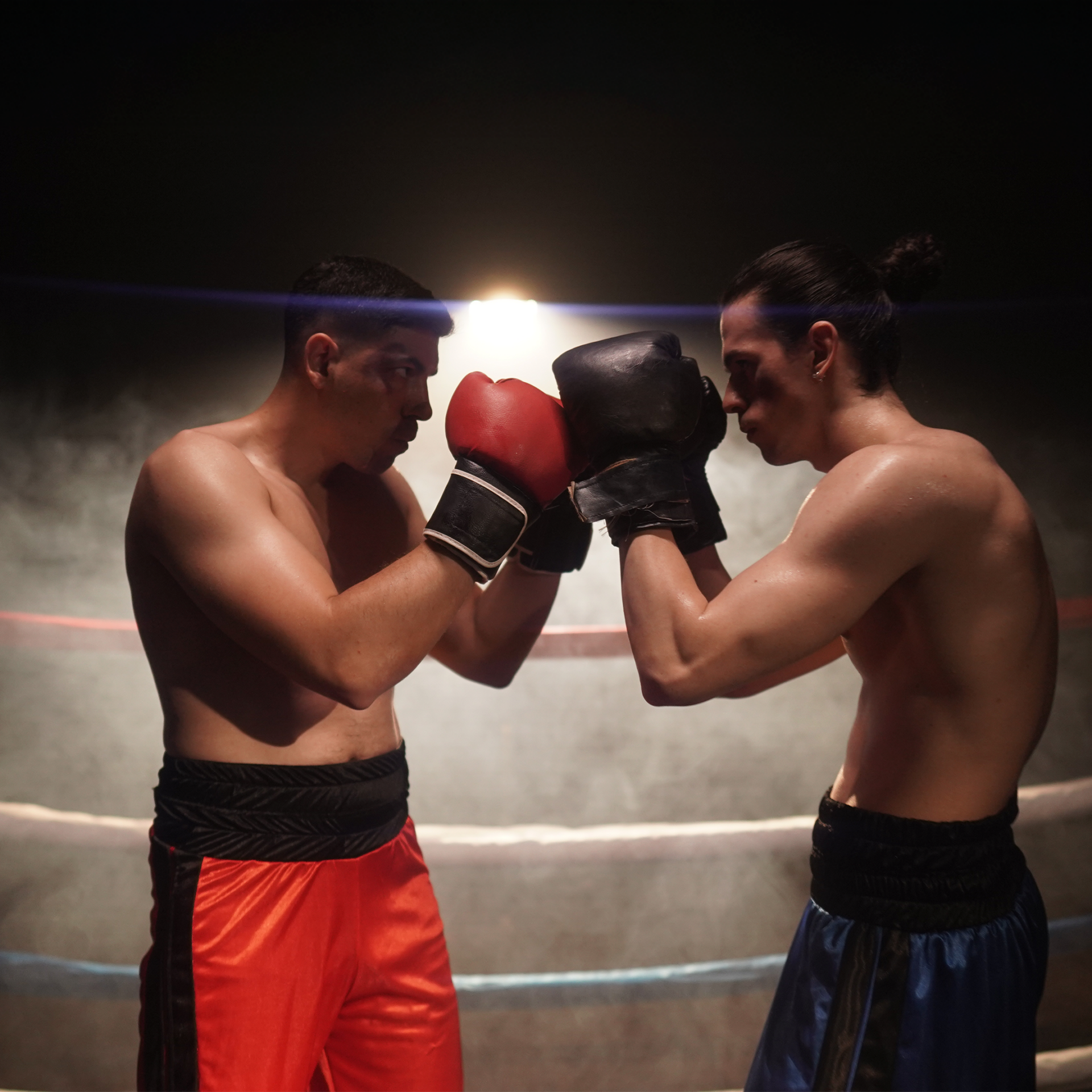 Toro vs. Tano imagen backtage de cerca en ring boxeo